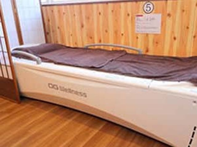 機能訓練室の様子 機能訓練室 ベッドが備えられた機能訓練室は、リラックスしながらトレーニングできる場所です。