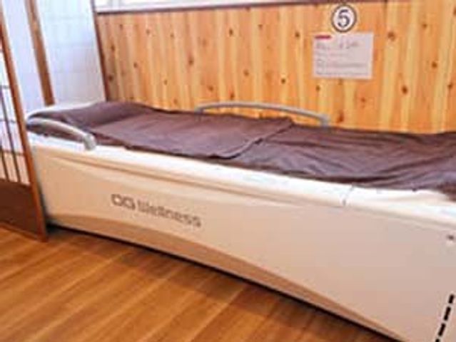 機能訓練室の様子 機能訓練室 ベッドが備えられた機能訓練室は、リラックスしながらトレーニングできる場所です。
