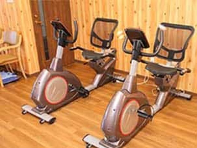 トレーニング機器のある室内 機能訓練室 自然素材の壁に囲まれた空間で、リハビリ用の器具が設置されています。仕事環境を確認したい方におすすめです。