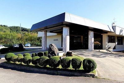 柱が特徴的な建物外観