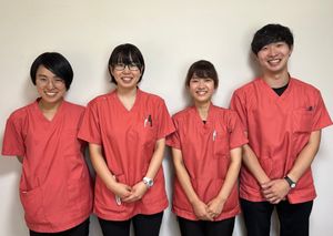 笑顔のスタッフの集合写真