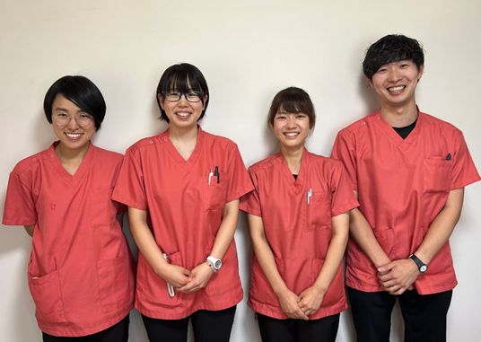笑顔のスタッフの集合写真