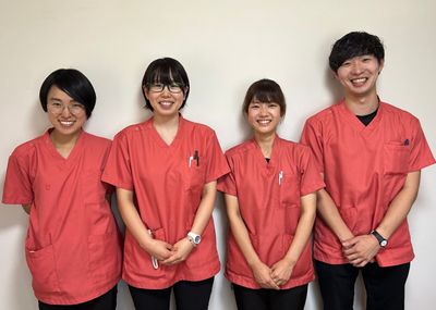 笑顔のスタッフの集合写真