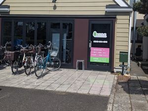 自転車が並ぶ施設外観  