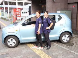 スタッフと送迎車  