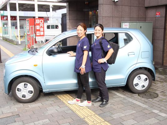 スタッフと送迎車  