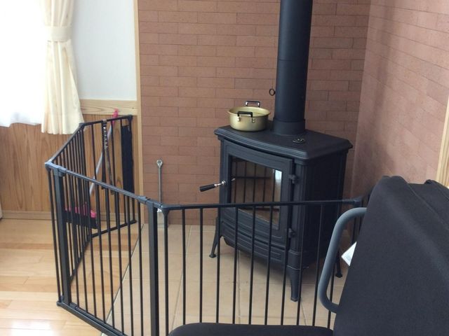 暖かな雰囲気の部屋 内観 暖炉が設置された温かみのある空間です。くつろぎながら安心して過ごせます。