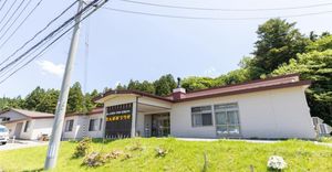 緑に囲まれた外観