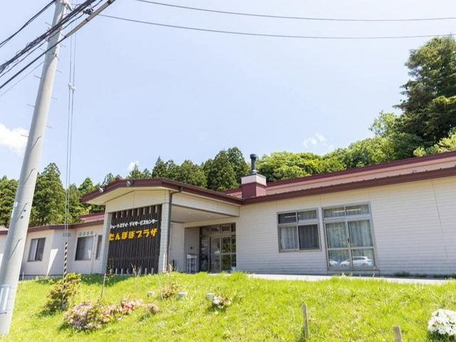 緑に囲まれた外観 外観 緑豊かな環境に包まれた建物です。自然の中で働く心地良さを感じられます。