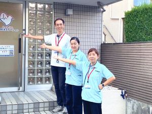 施設入口のスタッフ3人  