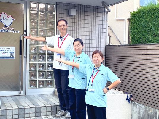 施設入口のスタッフ3人  