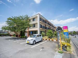 明るい外観の施設  
