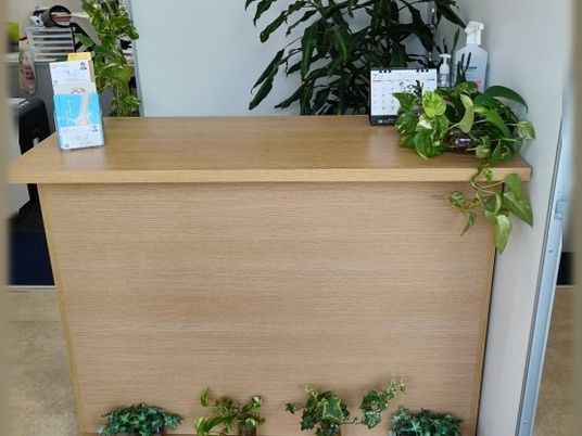 植物飾る受付台  