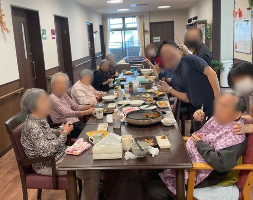 食事の時間を過ごす人々
