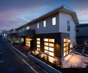 夕暮れ時の洗練された外観