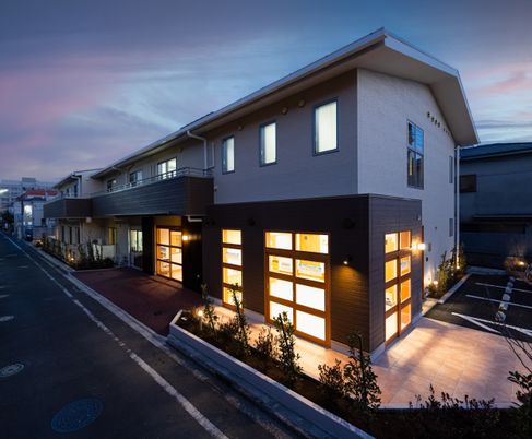 夕暮れ時の洗練された外観