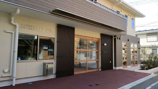 明るい施設のエントランス