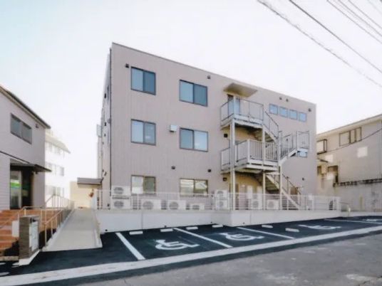 外観の建物と駐車場  