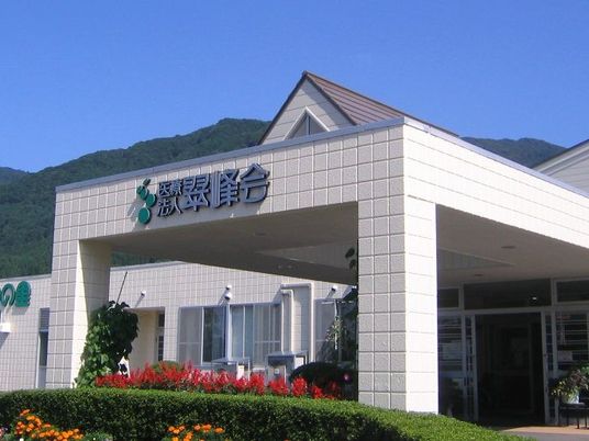 明るい外観の施設出入口  