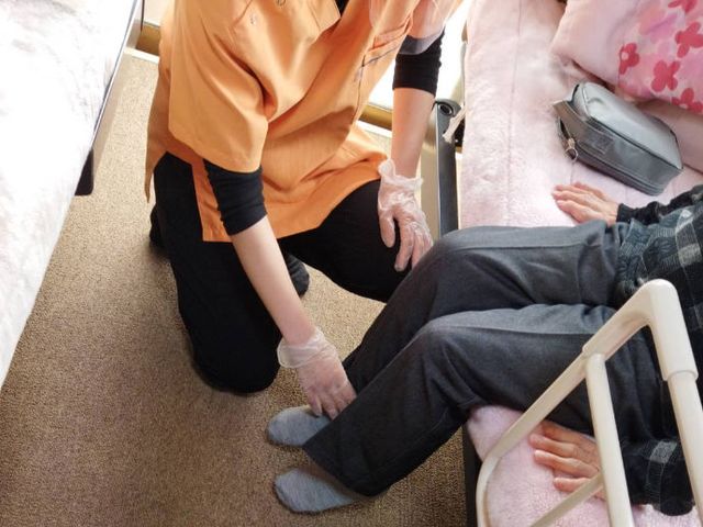 利用者と話す居室 居室 居室で利用者とスタッフがコミュニケーションを取る様子です。温かい交流が感じられます。