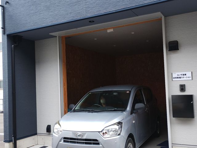 車の出入り口 エントランス 広々としたエントランスは、車での送迎にも対応しやすい設計です。これにより、利用者の移動がより快適になります。