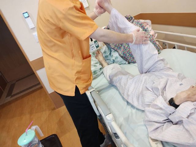 リハビリ中の居室 居室 広々とした居室で、リラックスしながらリハビリを行っている様子があります。丁寧なケアが魅力です。