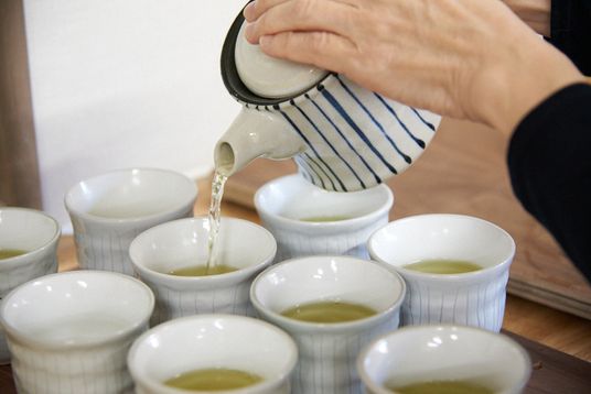 お茶を淹れる様子