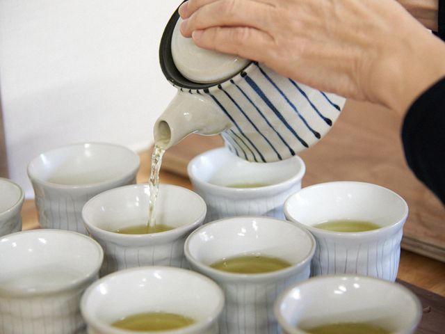 お茶を淹れる様子 リビング お茶会の準備をしています。職員同士の交流やリラックスできるひとときを楽しめます。
