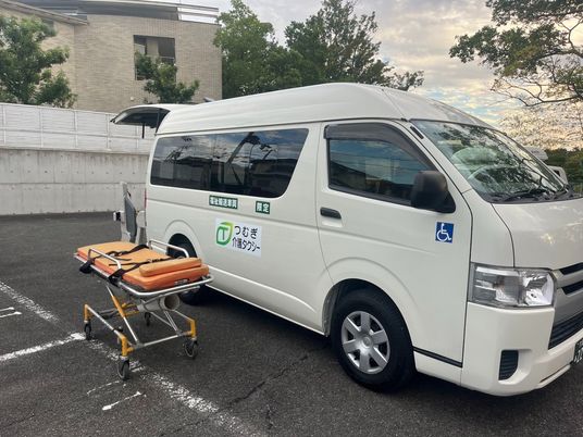 福祉車両とストレッチャーの駐車場  
