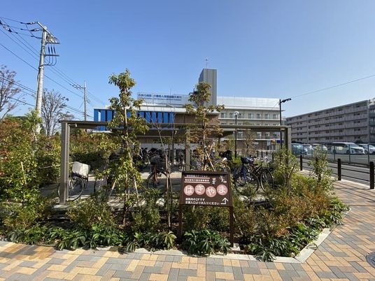 緑に囲まれた建物の外観  