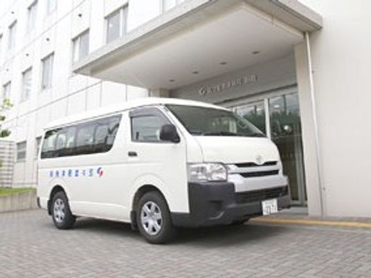 送迎車のある外観  