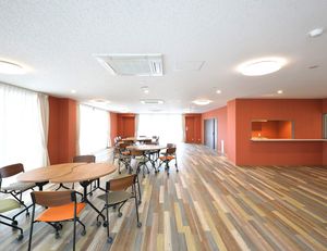 自然光が入るラウンジ