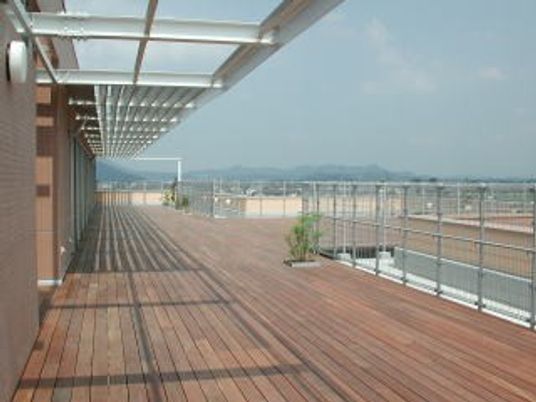 屋上の広いテラス  