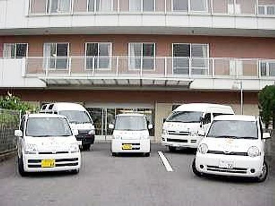 施設の外観と車両  