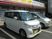 送迎車が並ぶ外観  