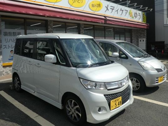 送迎車が並ぶ外観  