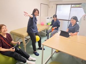 スタッフが集う機能訓練室  