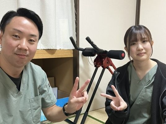スタッフ2人と和室  