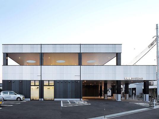 明るい外観の建物  