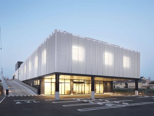 明るい建物外観  