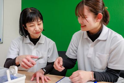 談笑するスタッフの様子
