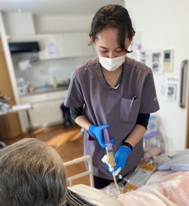 スタッフがケアを行う様子