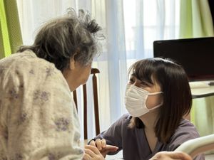 ケアの様子を示す画像