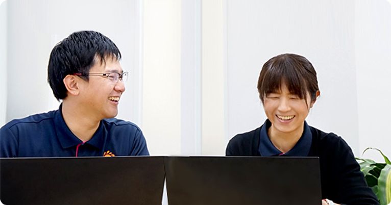 談笑するスタッフの様子