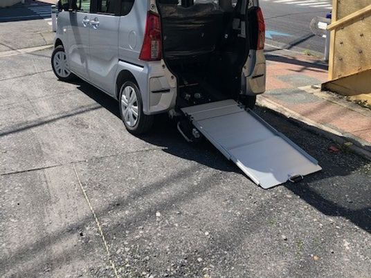 車椅子用スロープ付き車両  