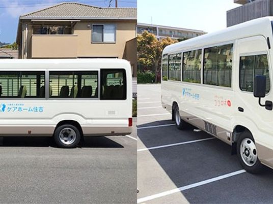 送迎車が停まる外観  