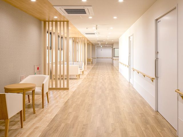 明るい廊下 廊下 広々とした木目調の廊下は、自然光が差し込み、落ち着いた雰囲気を醸し出しています。快適に移動できる設計がされています。