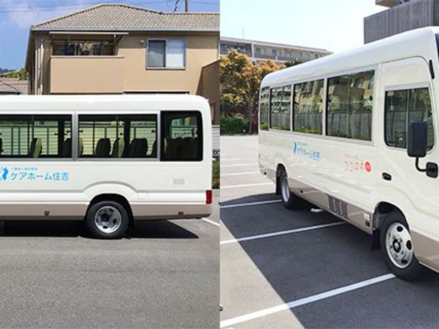 送迎車と建物外観 外観   送迎用の車両が建物の前に停まっています。駐車スペースが見え、通院や外出の送迎がしやすそうです。