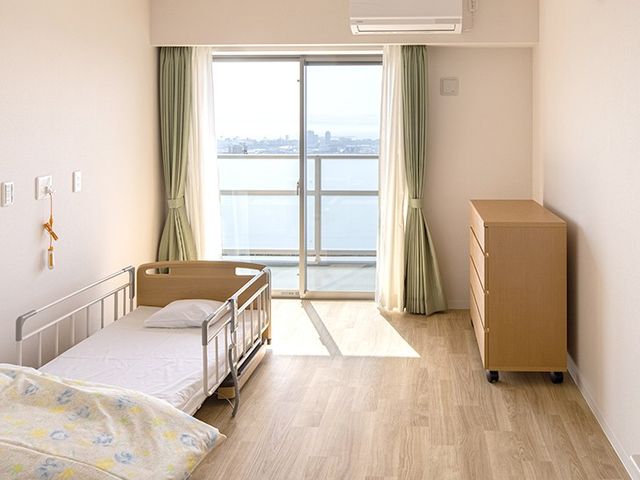 明るい居室 居室 自然光が差し込む明るい部屋で、リラックスできる空間です。収納も便利に配置されています。