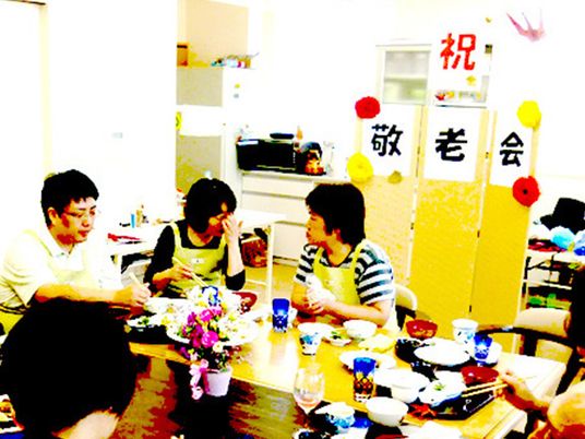 食事を囲む様子の居室  